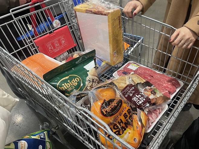 ▲지난 7일 오후 7시 30분 경기 고양시 소재 코스트코에서 진행된 당근 소분 모임의 구매 예정 상품들. 사진=조하니 기자