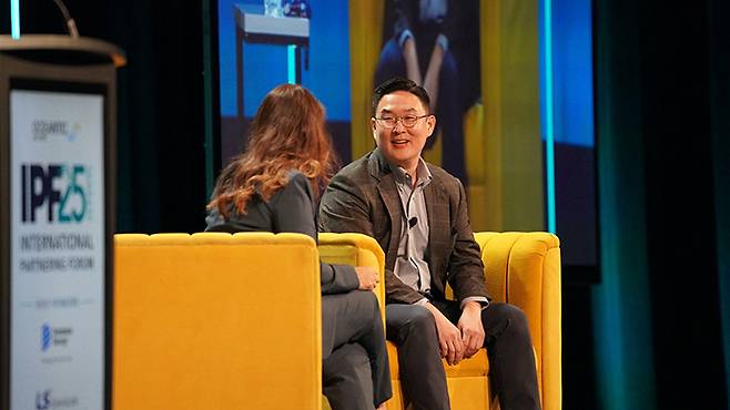 구본규 LS전선 사장이 IPF 2025 콘퍼런스에서 기조 대담을 하고 있다.[사진=LS전선]