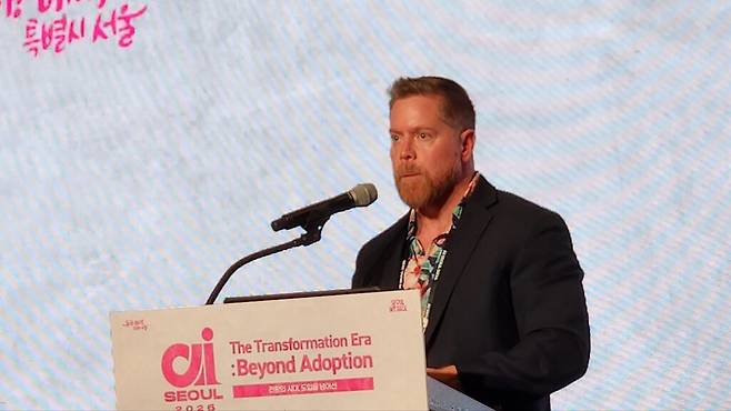 이날 화이트 이사는 AI 모델 경쟁 구도의 변화에 대해 언급했다. 과거에는 폐쇄형 모델이 속도를 독점했지만, ‘오픈 웨이트(open weights)’와 ‘오픈 툴링(open tooling)’이 빠르게 확산되면서 오픈도 경쟁력이 되는 국면이 왔다는 것이다. (사진=테크42)