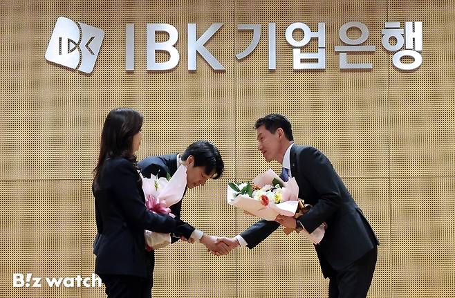 장민영 신임 IBK기업은행장이 20일 서울 중구 IBK기업은행 본점에서 열린 제28대 은행장 취임식에서 축하 꽃다발을 받고 있다./사진=이명근 기자 qwe123@