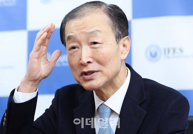 [이데일리 노진환 기자] 안호영 경남대학교 석좌교수가 13일 서울 종로구 삼청동에서 이데일리와 인터뷰를 하고 있다.