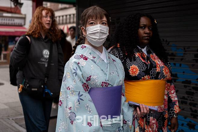 도쿄의 대표적인 관광지인 센소지 인근 아사쿠사 지역의 상점가를 찾은 관광객들이 거리를 오가고 있다. (사진=AFP)