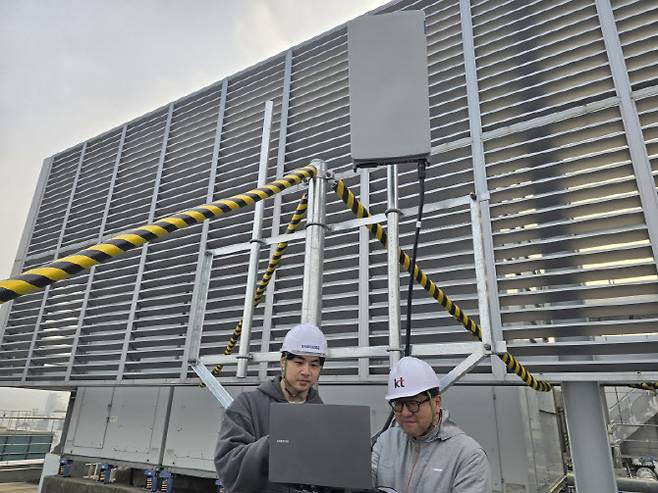 삼성전자 차세대통신연구센터와 KT 연구진이 서울 우면동 소재 삼성전자 서울R&D캠퍼스에서 초고집적 다중 안테나 기술을 검증하고 있다. (사진=삼성전자)