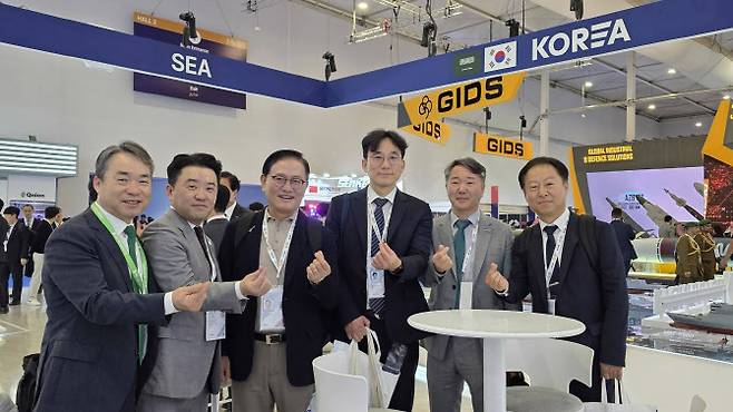 필자(왼쪽 세 번째)가 지난 8~12일(현지시간) 사우디아라비아 리야드에서 열린 ‘World Defense Show(WDS) 2026’ 현장을 찾아 기념촬영을 하고 있다.