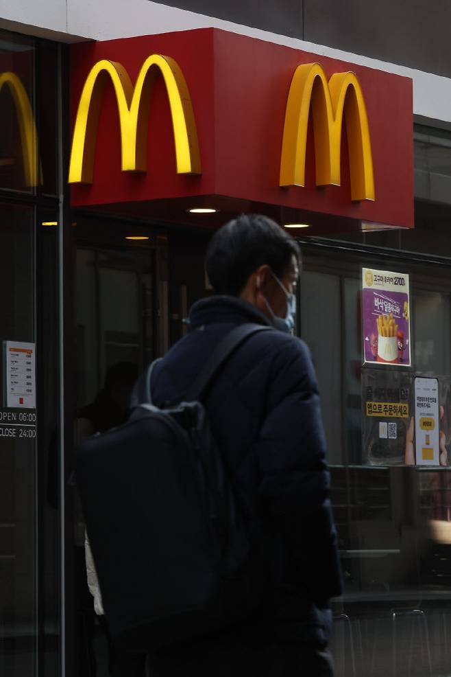 [이데일리 이영훈 기자] 한국맥도날드가 원부자재 등 원가 부담이 커짐에 따라 햄버거와 음료, 사이드 메뉴 등 제품 가격을 100~400원 인상한다고 밝힌 20일 서울 한 맥도날드에서 시민들이 이동하고 있다.