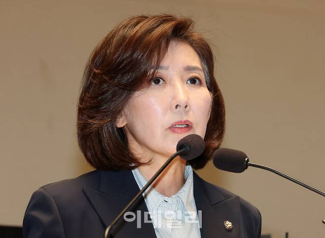 [이데일리 방인권 기자] 나경원 국민의힘 의원이 29일 서울 여의도 국회에서 열린 국민의힘 정책의원총회에서 발언을 하고 있다.