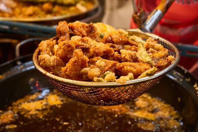 치킨처럼 기름진 음식을 냉동 보관한 뒤 해동하면 기름과 수분이 분리돼 바삭한 식감을 잃기 쉽다. 해동 과정에 따라 세균 번식에도 취약해질 수 있다. 사진=게티이미지뱅크