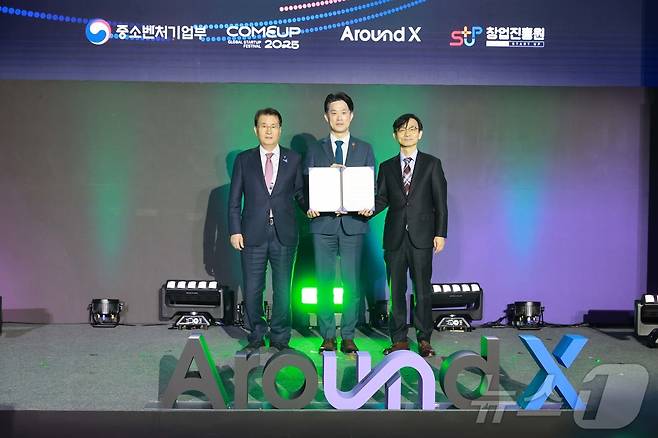 노용석 중소벤처기업부 제1차관이 12일 서울 강남구 코엑스에서 열린 ‘Around X 오픈 이노베이션 세미나’에서 창업진흥원과 메르세데스 벤츠 코리아의 업무협약식에 임석 후 기념 촬영을 하고 있다. (중소벤처기업부 제공. 재판매 및 DB 금지) 2025.12.12 ⓒ 뉴스1