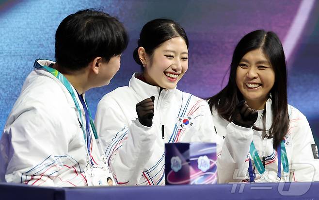 피겨 이해인이 19일(현지시간) 이탈리아 밀라노 아이스스케이팅 아레나에서 열린 2026 밀라노·코르티나담페초 동계올림픽 피겨 스케이팅 여자 싱글 프리 스케이팅에서 시즌 베스트인 140.49점이 나오자 환하게 웃고 있다. 2026.2.20 ⓒ 뉴스1 김진환 기자