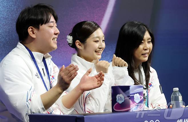 피겨 신지아가 19일(현지시간) 이탈리아 밀라노 아이스스케이팅 아레나에서 열린 2026 밀라노·코르티나담페초 동계올림픽 피겨 스케이팅 여자 싱글 프리 스케이팅에서 연기를 마친 뒤 카메라를 향해 미소를 짓고 있다. 2026.2.20 ⓒ 뉴스1 김진환 기자