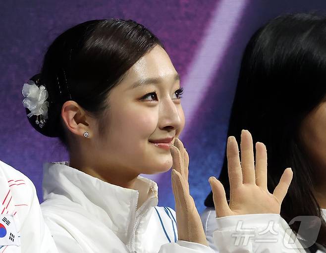 피겨 신지아가 19일(현지시간) 이탈리아 밀라노 아이스스케이팅 아레나에서 열린 2026 밀라노·코르티나담페초 동계올림픽 피겨 스케이팅 여자 싱글 프리 스케이팅에서 연기를 마친 뒤 카메라를 향해 미소를 짓고 있다. 2026.2.20 ⓒ 뉴스1 김진환 기자