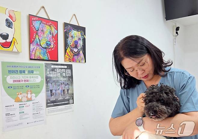 이봉희 하스펫탈동물병원 원장이 구조견을 치료하고 있다. ⓒ 뉴스1 최서윤 기자