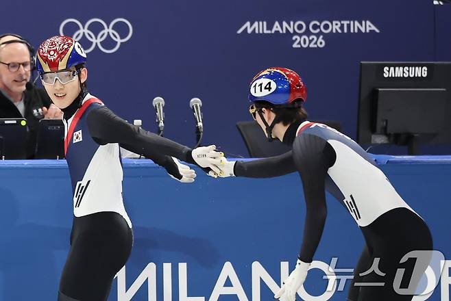 쇼트트랙 임종언이 16일(현지시간) 이탈리아 밀라노 아이스스케이팅 아레나에서 열린 2026 밀라노·코르티나담페초 동계올림픽 쇼트트랙 남자 5000m 계주 준결승에서 1위로 통과한 뒤 신동민과 함께 기뻐하고 있다. 2026.2.16 ⓒ 뉴스1 김진환 기자