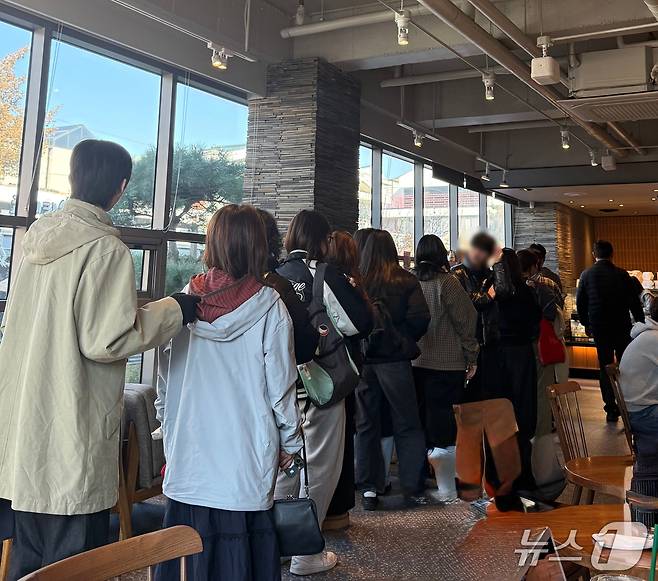 스타벅스가 'Sweet Hour 리유저블 컵' 이벤트를 시작한 19일 오후 경복궁역점 매장 내에 고객들이 기다리고 있다. 뉴스1 ⓒ News1