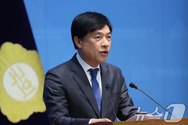 이성윤 더불어민주당 의원이 지난 11일 서울 여의도 국회 소통관에서 '2차 종합특검' 여당 추천 후보와 관련 한 언론사의 보도에 대한 기자회견을 하고 있다. 2026.2.11 ⓒ 뉴스1 신웅수 기자