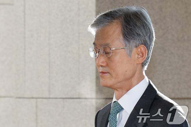 조희대 대법원장이 19일 오전 서울 서초구 대법원에 도착, 출근하고 있다. 대법은 지난 18일 재판소원 허용법에 대해 "국민은 4심제의 희망 고문과 소송 지옥에 빠지게 된다＂며 반대 입장을 분명히 했다. 2026.2.19 ⓒ 뉴스1 안은나 기자