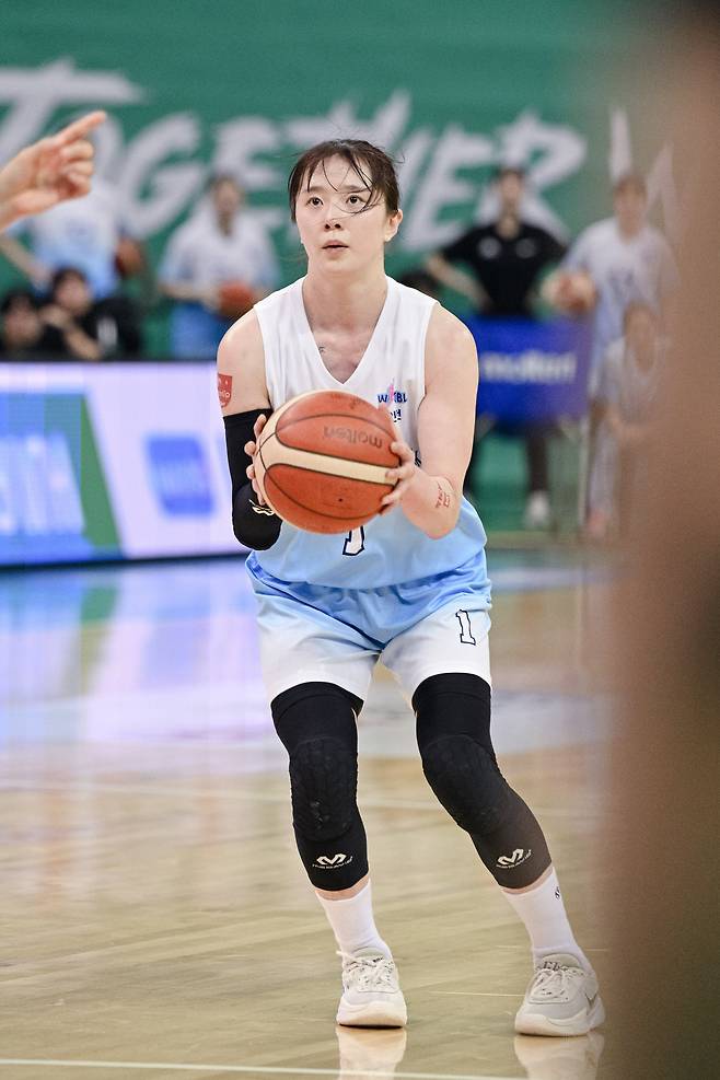 여자농구 신한은행 신이슬이 20일 하나은행과 경기에서 슛을 쏘고 있다.(WKBL 제공)