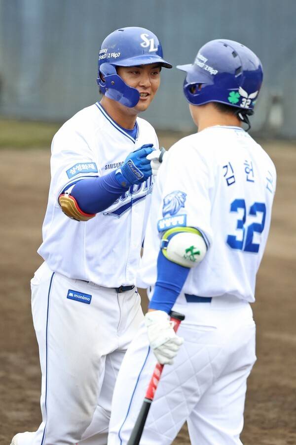 양우현이 20일 일본 오키나와 온나손 구장에서 열린&nbsp; WBC 대표팀과 삼성 라이온즈 평가전에서 3점 역전포를 터뜨린 후 그라운드를 돌고 있다. /사진=삼성 라이온즈