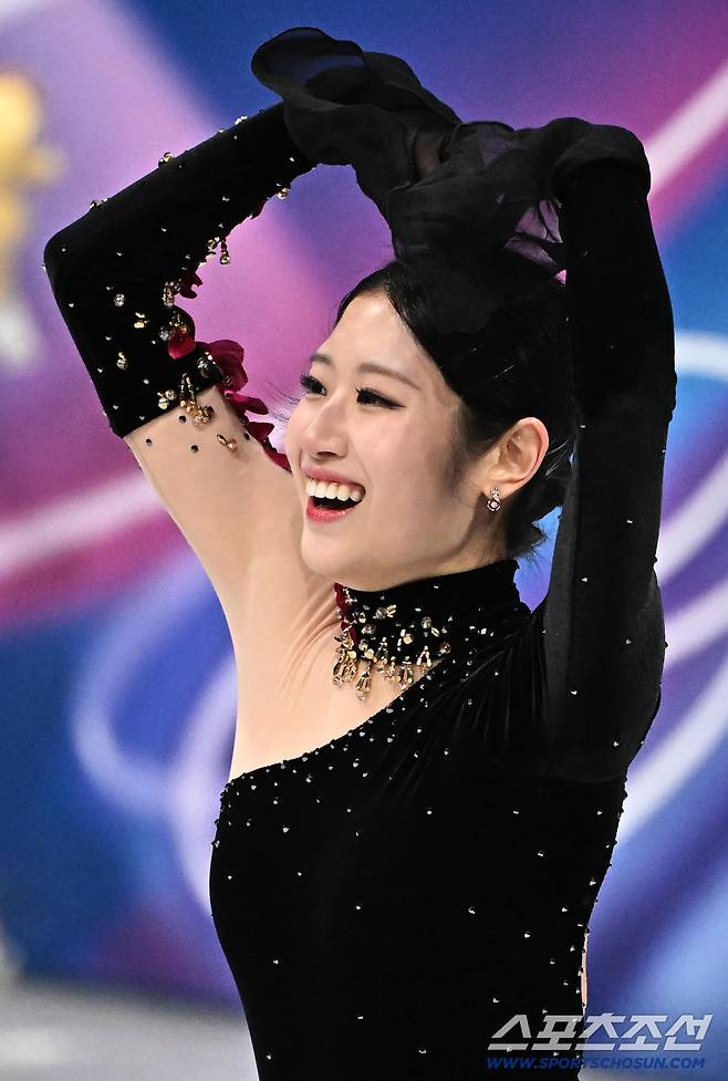 20일(한국시간) 이탈리아 밀라노 스피드스케이팅 아레나에서 열린 밀라노동계올림픽 여자 피겨 프리스케이팅 경기. 연기를 마치고 응원해주는 관중들에게 하트 인사하는 이해인. 밀라노(이탈리아)=송정헌 기자songs@sportschosun.com/2026.02.20/