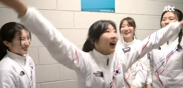 시상식 전 세리머니를 연습하는 한국 쇼트트랙 여자 계주팀. ⓒJTBC