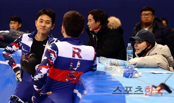 러시아 국가대표 시절 빅토르 안(왼쪽). ⓒ스포츠코리아