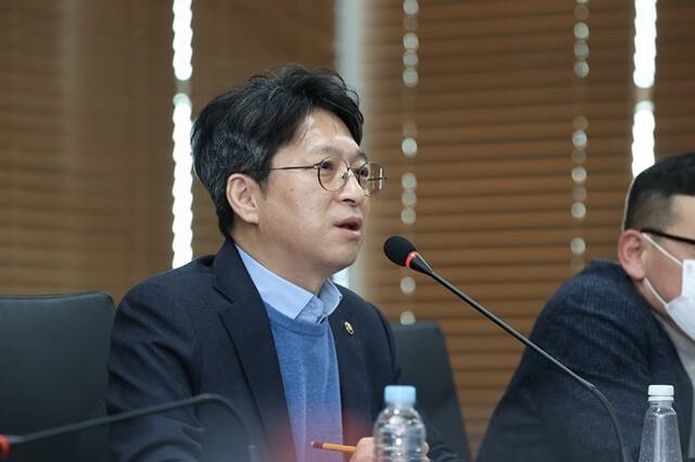 홍지선 국토교통부 제2차관이 20일 가덕도신공항건설공단과 가덕도신공항 건설 예정지를 찾아 사업 추진현황과 현장 여건을 점검했다. /국토교통부