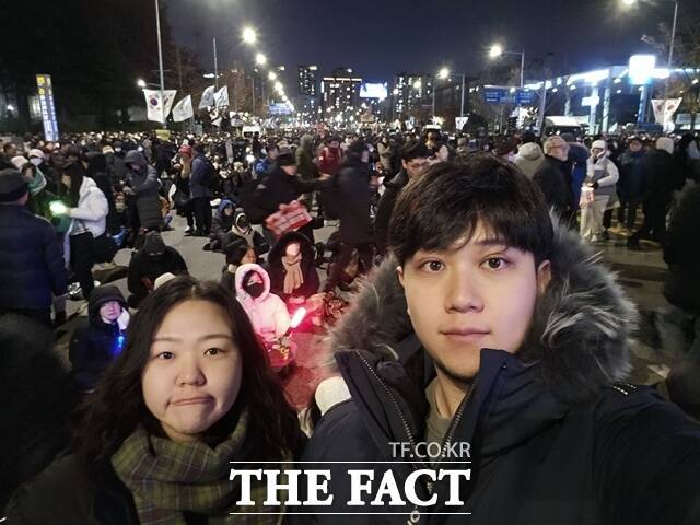 비상계엄 해제 사흘 뒤인 지난해 12월7일 서울 여의도 국회 앞에서 열린 탄핵 촉구 집회에 참석한 김희진(27) 씨(왼쪽)와 김동윤(26) 씨가 남긴 사진. /김희진 씨 제공