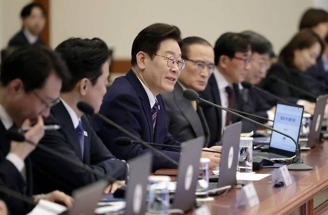 이재명 대통령이 12일 청와대에서 열린 수석보좌관회의에서 발언하고 있다. 연합뉴스