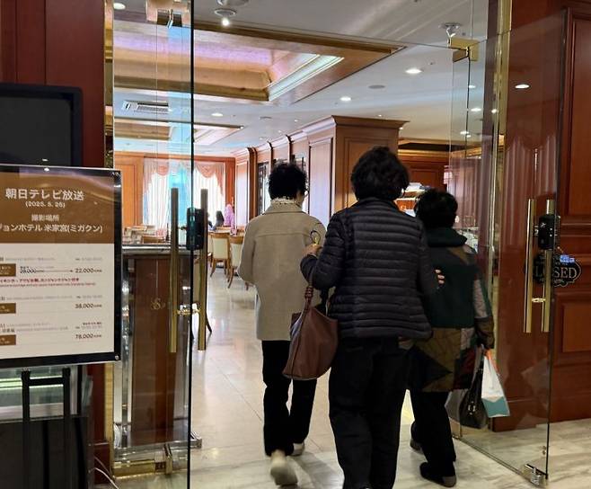 오픈을 앞둔 서울 중구 명동의 한 호텔 식당으로 일찍 도착한 70대 여성들이 점심 식사를 위해 입장하고 있다. 박호수 기자