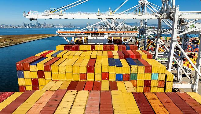 도널드 트럼프 대통령의 관세 정책에도 불구하고 지난해 미국 무역적자가 높은 수준에 머문 것으로 나타났다./AP 연합뉴스