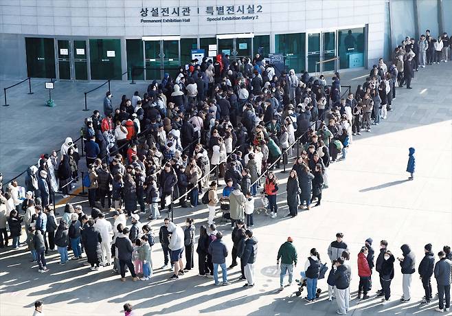 설 연휴 마지막 날인 지난 18일 서울 국립중앙박물관을 찾은 방문객들이 길게 줄지어 입장을 기다리고 있다./뉴시스