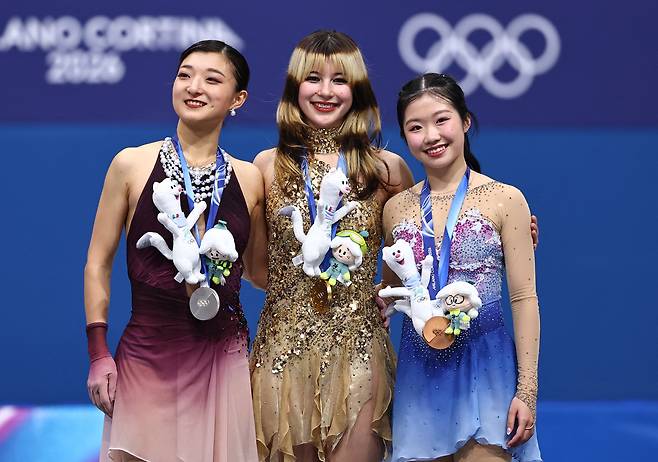 밀라노 코르티나 동계올림픽 피겨 여자 싱글 메달리스트 단체 사진. 왼쪽부터 사카모토 가오리(은), 알리사 리우(금), 나카이 아미(동)./로이터 연합뉴스