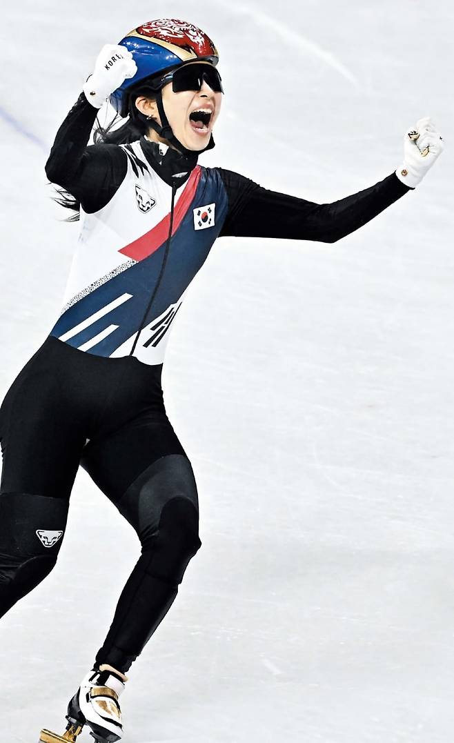 쇼트트랙 국가대표 김길리가 19일 이탈리아 밀라노에서 열린 동계올림픽 여자 3000m 계주 결선에서 맨 먼저 결승선을 통과한 뒤 환호하고 있다. 이번 올림픽 한국 선수단의 두 번째 금메달이었다. /장련성 기자