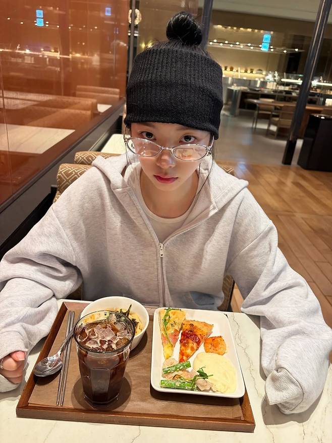 무지 블랙 헤어 터번을 선택한 카리나. 인스타그램 @katarinabluu