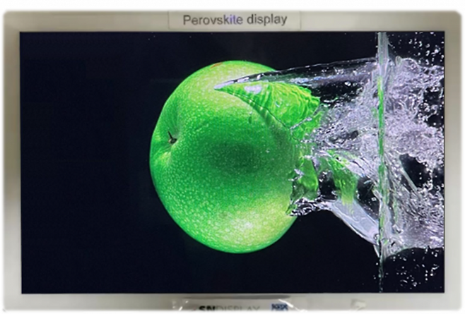 이태우 서울대 재료공학부 교수팀은 저온 주입법을 활용해 대량 생산한 고품질 페로브스카이트 나노결정으로 디스플레이용 광변환 필름을 제작하고 10.1인치 태블릿 디스플레이에 장착해 상업성을 검증했다. 이태우 서울대 교수, 에스엔디스플레이 제공