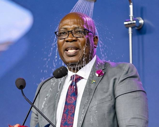 “물이 나오지 않아 호텔을 가기도 했다”고 발언해 논란이 된 남아프리카공화국 요하네스버그 주지사를 조롱한 밈(MEME). 사진=엑스(@ayanda_ngcethe) 캡처