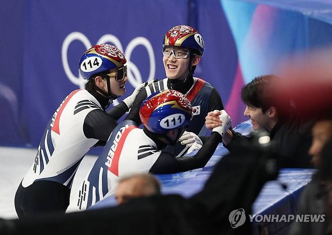 남자 계주 대표팀이 결승진출에 성공한 이후 기뻐하고 있다.연합뉴스