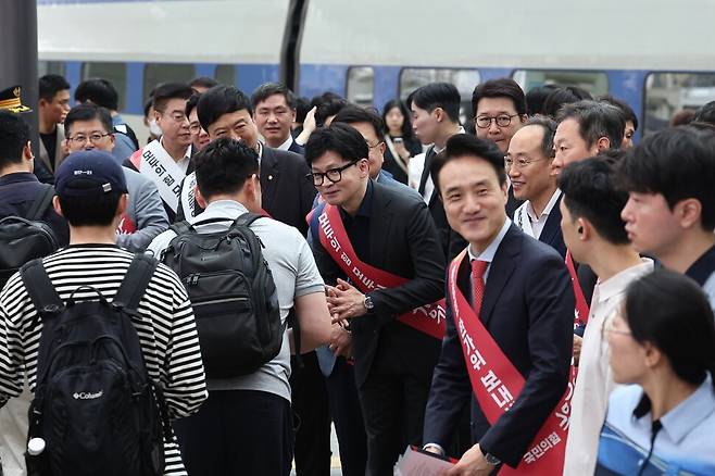 지난 2024년 9월 13일 오전 서울 용산구 서울역에서 국민의힘 한동훈 대표가 추석을 맞아 고향으로 향하는 귀성객들에게 인사를 하고 있다. 공동취재사진