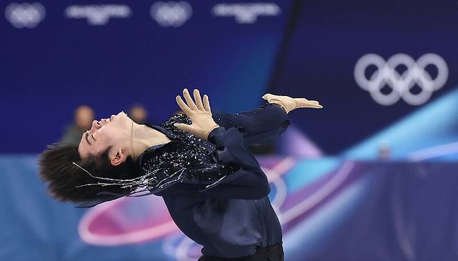 2026년 2월10일 이탈리아 밀라노 아이스스케이팅 아레나에서 열린 2026 밀라노·코르티나담페초 겨울올림픽 남자 싱글 쇼트 프로그램에 출전한 차준환이 연기를 펼치고 있다. 연합뉴스