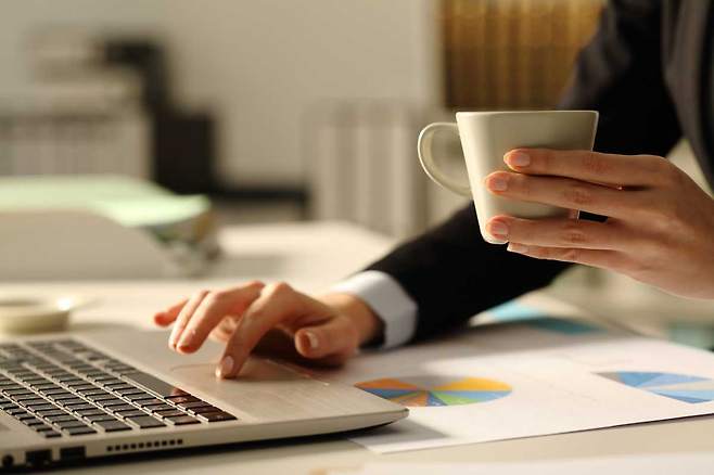 빈속에 커피를 마시는 것은 소화기관에 부담을 준다.<BR> 꼭 커피를 마셔야 한다면 아메리카노보다는 카페라떼를 고르는 게 좋다.<BR> /클립아트코리아