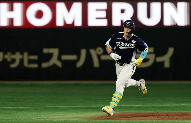 <yonhap photo-3688=""> 안현민, 선제 투런포 쾅 (도쿄=연합뉴스) 이동해 기자 = 15일 일본 도쿄돔에서 열린 2025 K베이스볼 시리즈 대한민국과 일본의 평가전. 4회초 무사 1루 안현민이 선제 투런홈런을 쏘아올린 뒤 그라운드를 돌고 있다. [사진=연합뉴스]</yonhap>