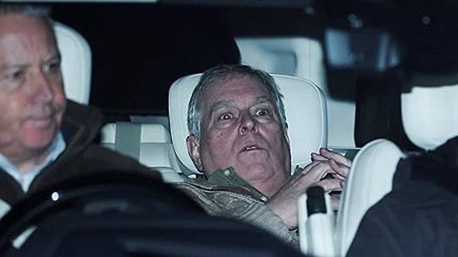 경찰서를 나서는 앤드루 마운트배튼 윈저