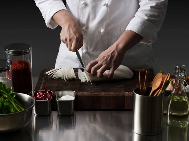 조선호텔 셰프가 김치 재료를 손질하고 있다. (조선호텔앤리조트 제공)