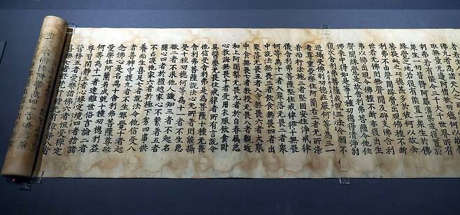 오늘날과 같은 책의 형태는 수천년 역사 중 일부일 뿐이다. 두루마리로 된 『초조본 대보적경』(고려 11세기). 김성룡 기자