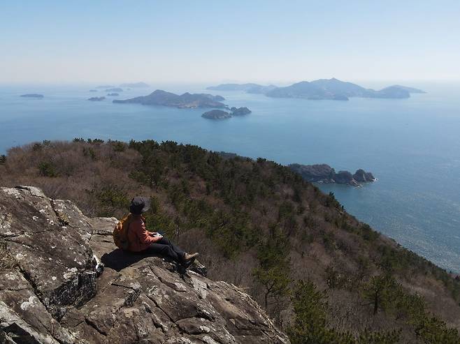 경남 통영의 섬들은 이미 봄이 성큼 다가왔다. 해발 470.5m에 이르는 천황산이 우뚝 솟은 두미도를 가면, 산행이나 산책을 즐기면서 봄을 만끽하기 좋다. 천황산 전망 바위에 앉아 하염없이 바다를 바라봤다. 오른쪽에 보이는 큰 섬이 욕지도다.