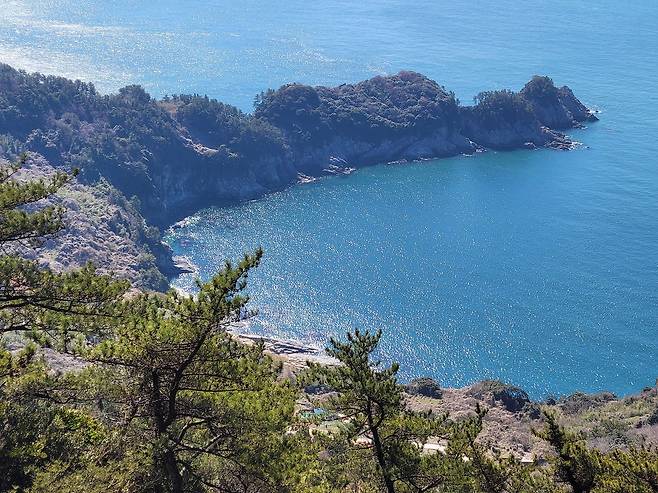 두미도의해안 중에서 절경으로 꼽히는 동뫼섬.