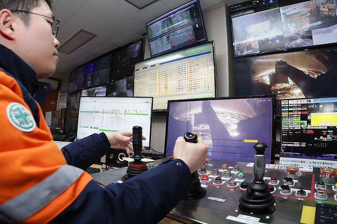 포스코 포항제철소 3제강공장 예비처리 운전실에서 작업자가 제강공정의 첫 단계인 예비처리공정을 수동으로 조작하고 있다. 과거에는 오랜시간 조이스틱 미세 조정으로 인한 신체 부담이 컸다면, AI자율조업 도입 이후에는 '관리·감독'으로 주요 업무가 바뀌었다. 사진 포스코