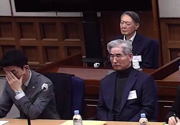 윤석열(오른쪽 위) 전 대통령이 19일 서울 서초구 서울중앙지방법원에서 열린 내란 우두머리 혐의 사건 1심 선고기일에서 지귀연 부장판사의 판결문을 듣고 있다. 서울중앙지법