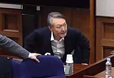 윤석열 전 대통령이 19일 오후 서울 서초구 서울중앙지방법원에서 열린 12·3 비상계엄 관련 내란 우두머리 혐의 사건 1심 선고공판에 출석하고 있다. 윤 전 대통령은 이날 내란 우두머리 혐의 1심 선고공판에서 2024년 12월 3일 비상계엄을 선포한 지 443일 만에 무기징역을 선고받았다. 뉴스1