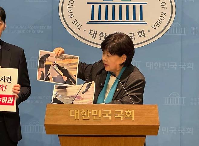 서영교 민주당 의원이 지난달 18일 국회에서 기자회견을 열고 2024년 1월 부산 강서구 대항전망대에서 발생한 이재명 대통령(당시 민주당 대표) 피습 사건 현장의 혈흔과 흉기 등을 공개했다. 서 의원은 이 사건이 국가기관에 의해 축소, 은폐됐다며 전면 재수사를 촉구했다. 사진 서영교 의원 페이스북